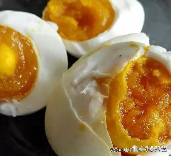 原来腌咸鸭蛋这样容易，照这个做法配方来做，咸蛋鲜黄流油