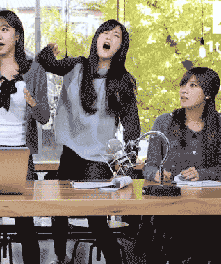 内涵美女图片动态的：最犀利的广场舞领舞！抖动抖动！