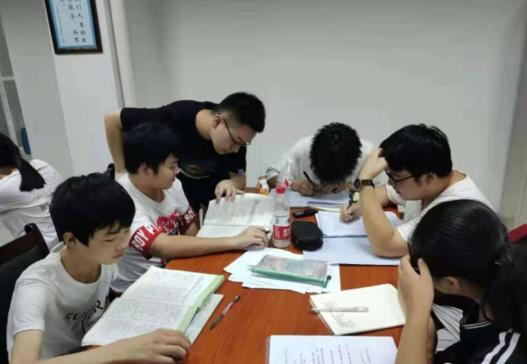 有学生陪读的成人高考补习班，我们看看，葫芦里到底卖的什么药