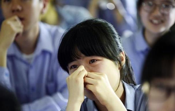 高考生估分420，家长埋怨：天天学到半夜，跟200分的学生抢大专