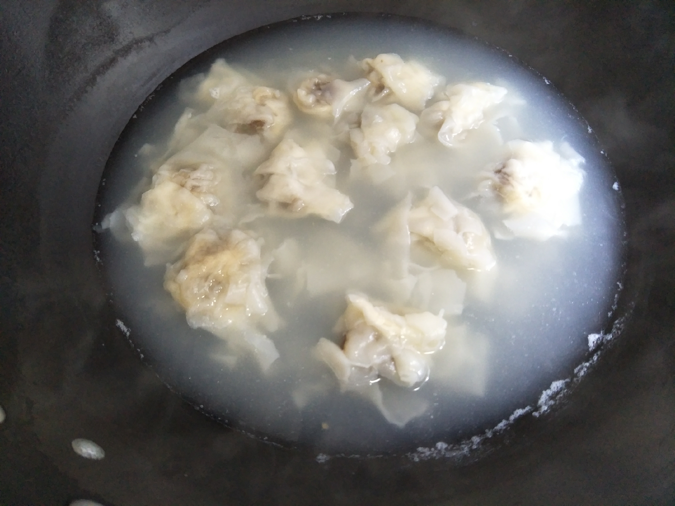 冻馄饨怎么煮，冷水下锅还是热水？教你正确方法，馄饨不破皮露馅