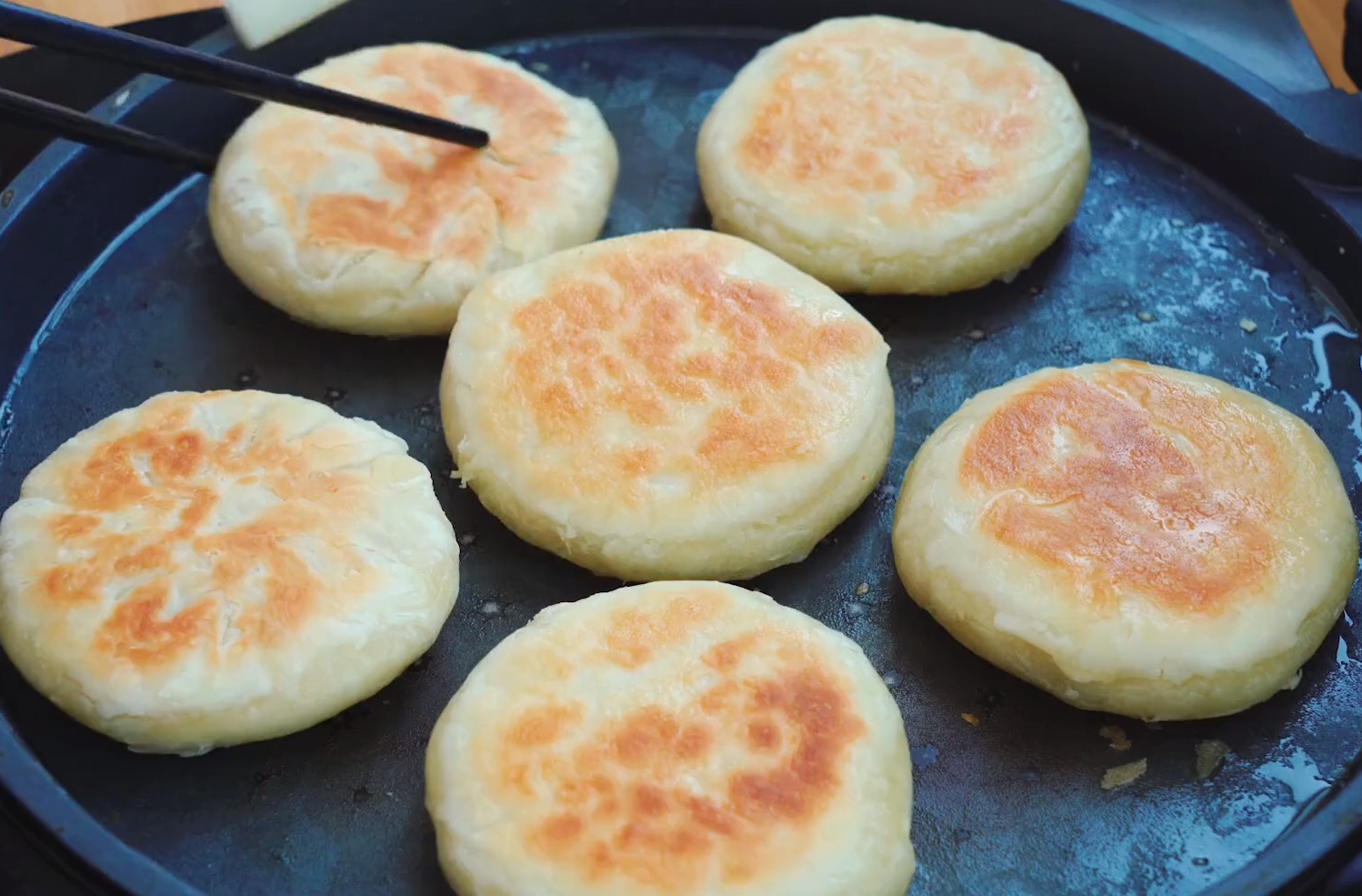 油酥饼的做法（教你做出香甜酥脆咬一口直掉渣）