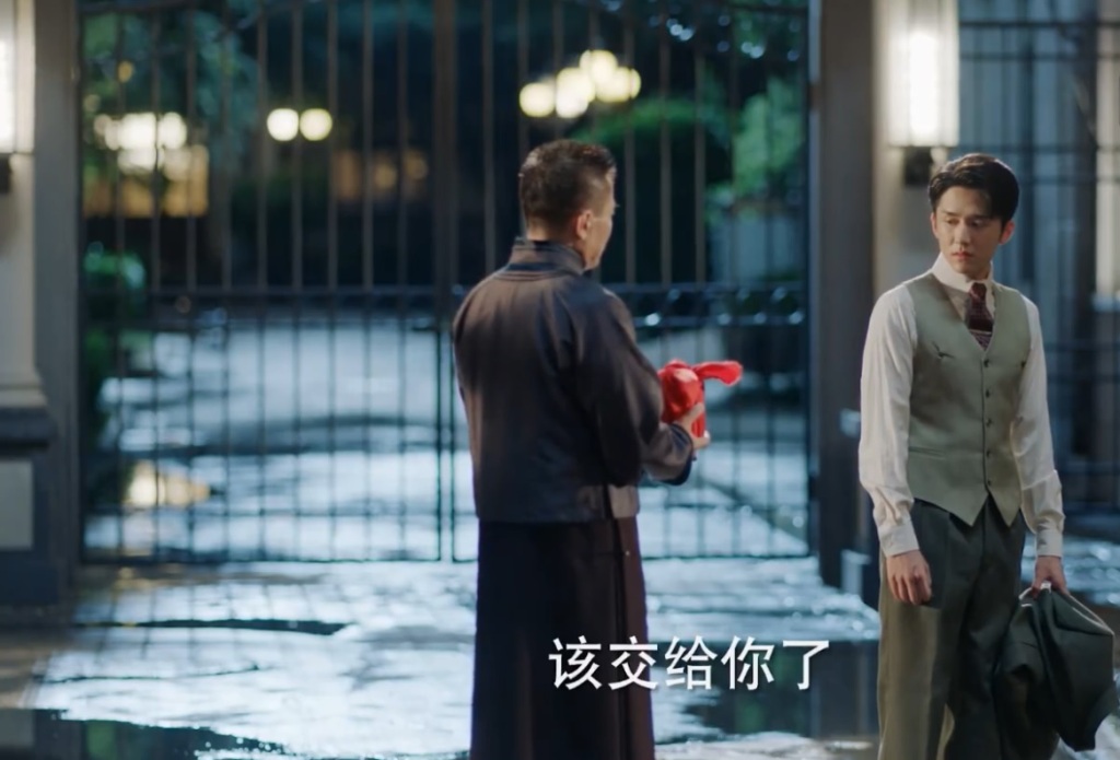 程亦治以死拒绝了黄如虹，以未葬母身上的疼痛给予了吴丽姿机会。
