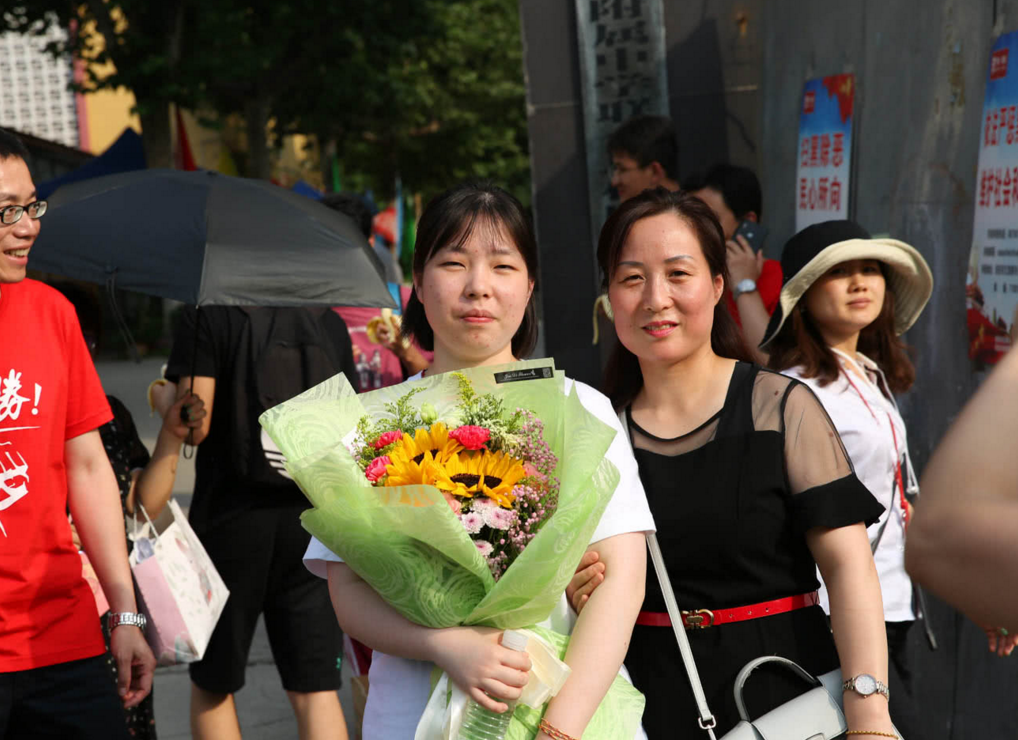 高考“最美”考生火了，长相清纯、笑容甜美，神似记者“王冰冰”