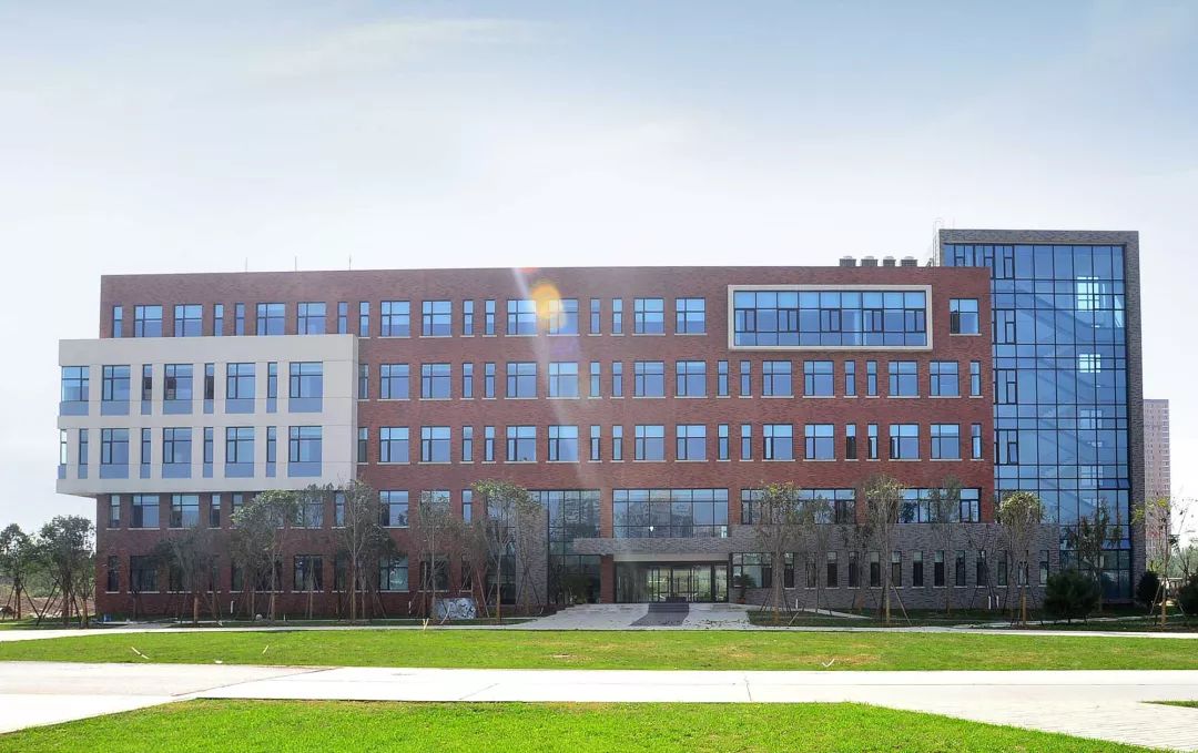 西安这座学费高达3万的大学，凭什么比985、211还受人欢迎？