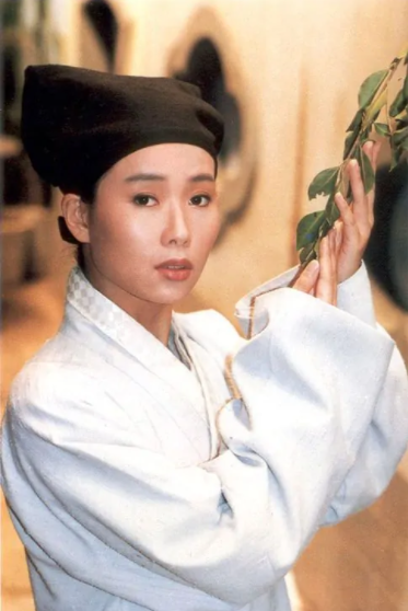 当时叶童首次主演的电视剧《碧海青天》虽然扑街了,但是她在剧中的