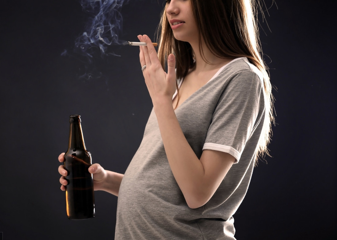 抽烟的人听一句劝：烟瘾再大，5个时间也不要吸烟，以免伤害加倍