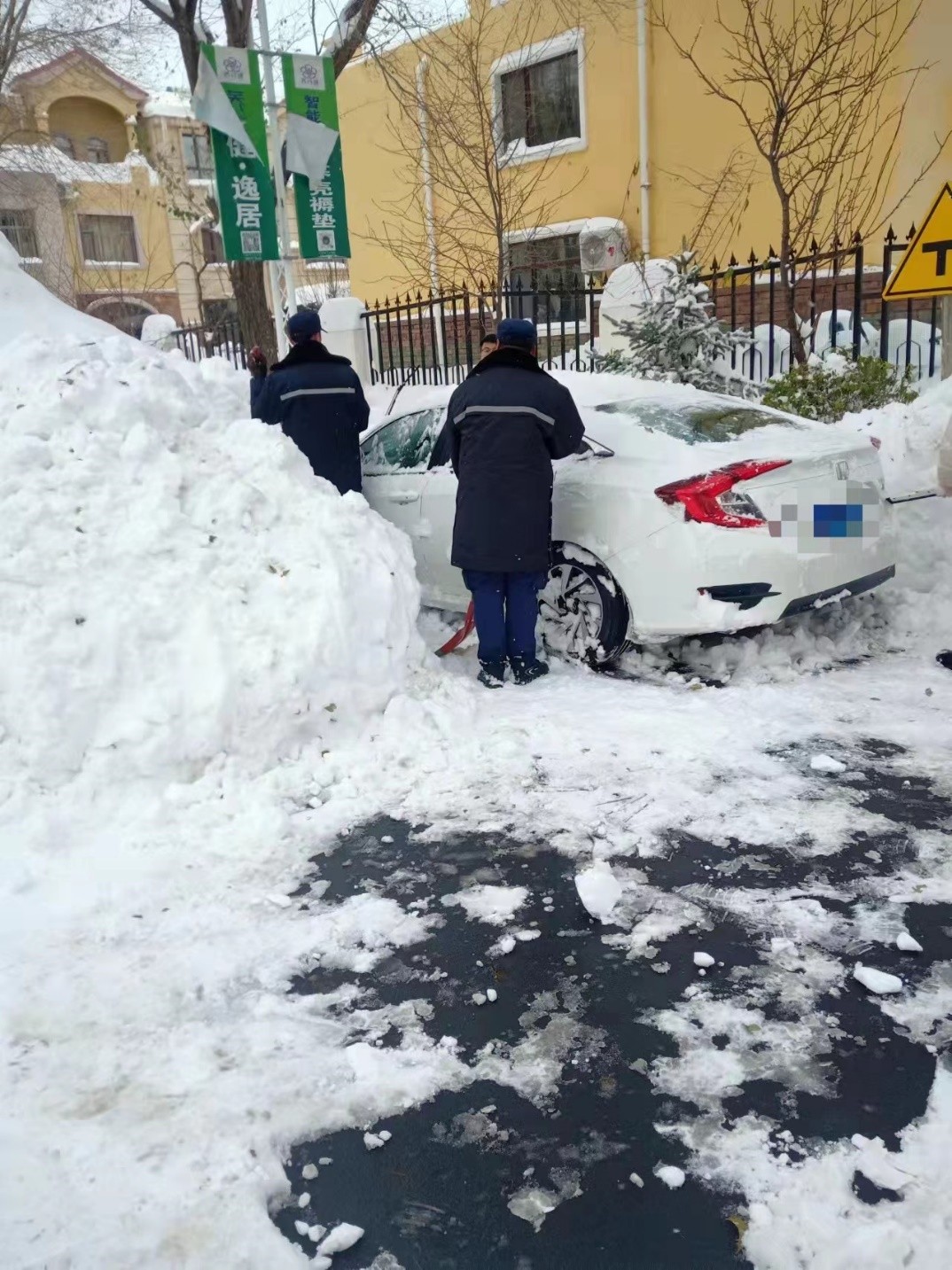 15辆铲车来小区除雪，这阵仗，以前没见过