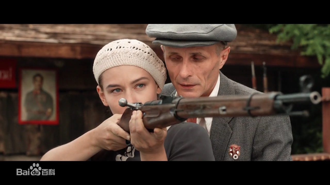 随后她不顾家人反对加入了狙击训练营