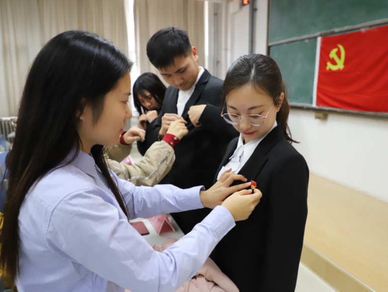 大学生入党决定权在谁手上？这两个人至关重要，可不要顾此失彼