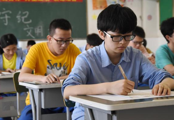 人民日报推荐的高考满分作文《我愿意》，辞藻华丽，满分当之无愧