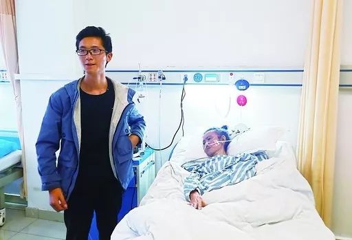 上课常迟到还要家人陪读？21岁学霸背后的秘密让人泪目…