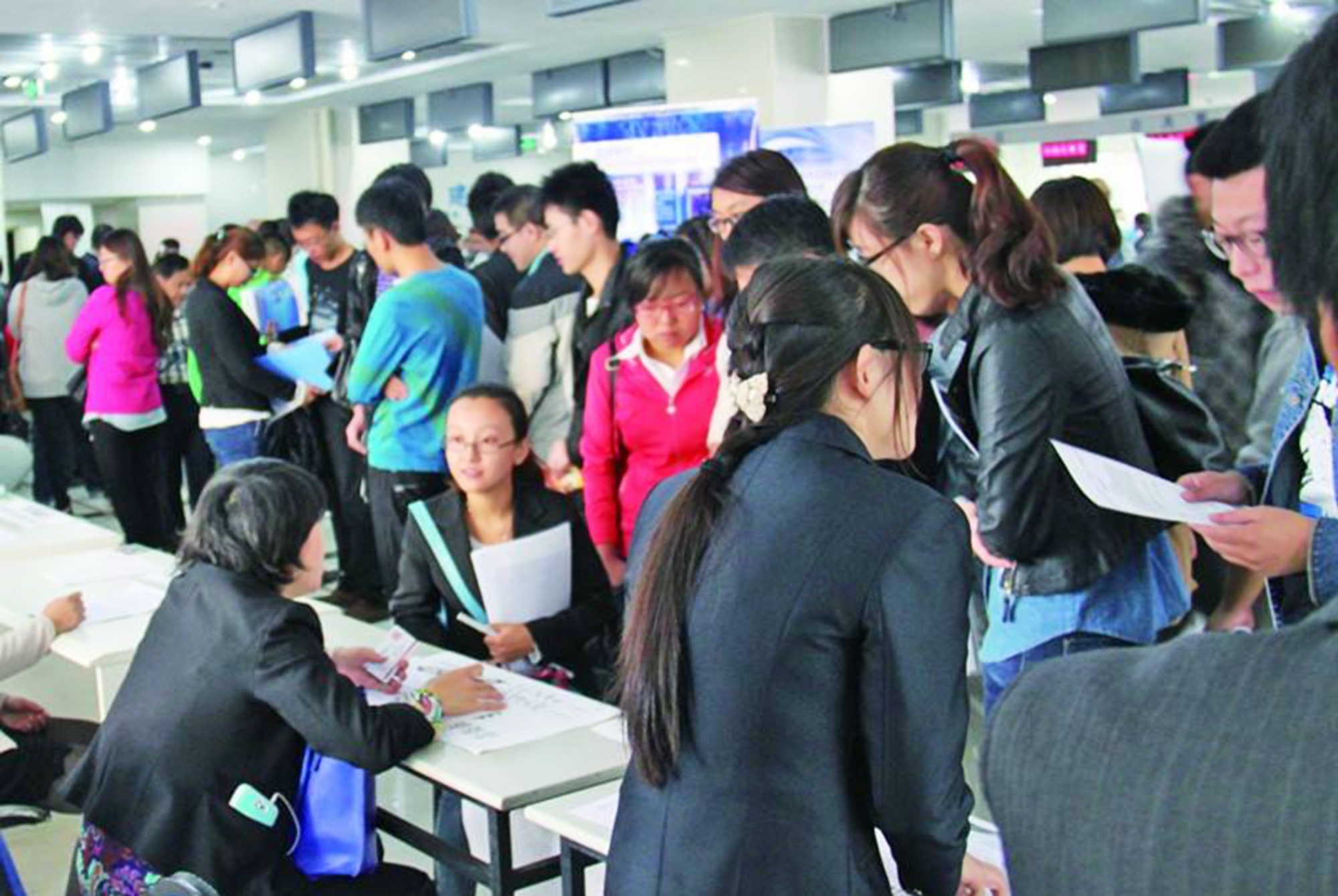 大学生严重过剩，既然如此“廉价”，父母为何还拼命供孩子读大学