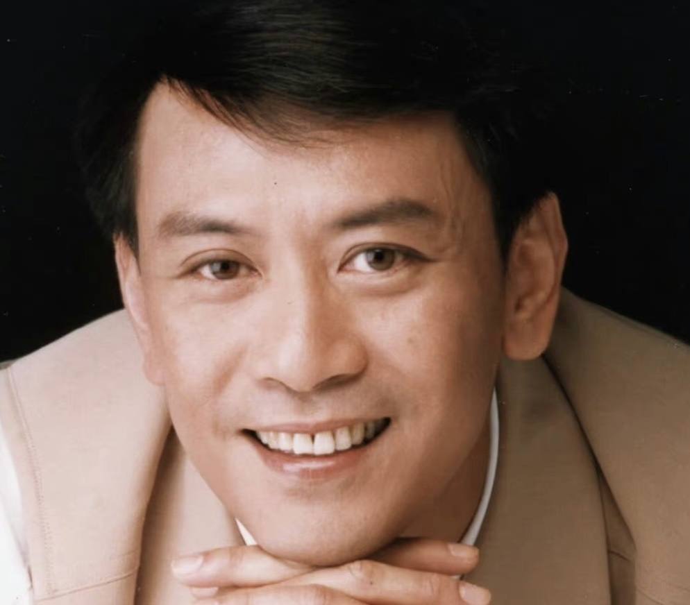 著名歌手罗文肝癌病逝19周年,周慧敏晒珍贵视频悼念)