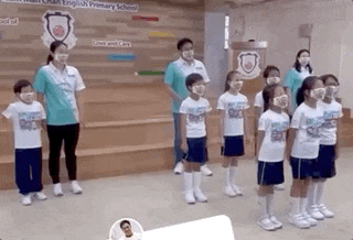 晶刚夫妇参加亲子活动，开合跳很卖力，郭晶晶搭霍启刚肩膀好甜蜜