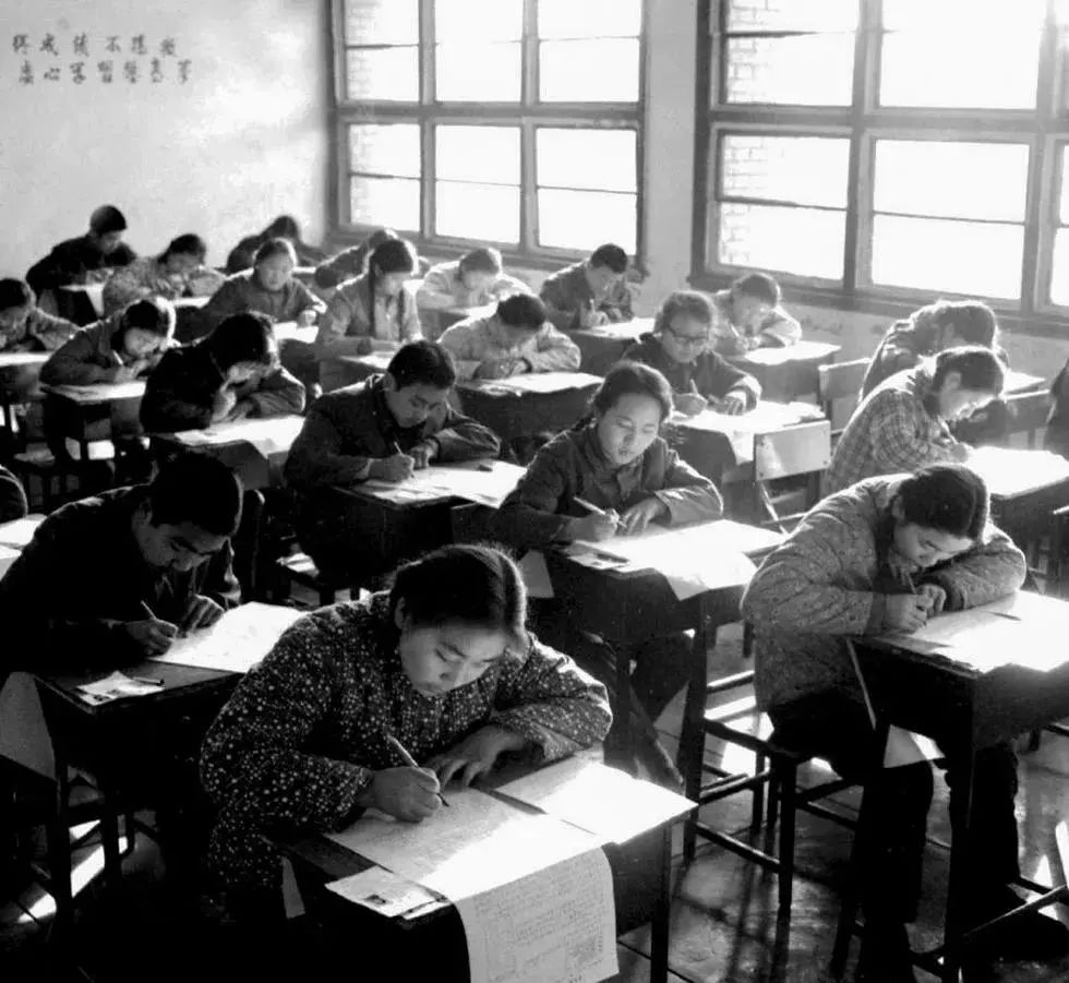 老照片回顾高考43年：马云高考数学1分，刘强东志愿当官...