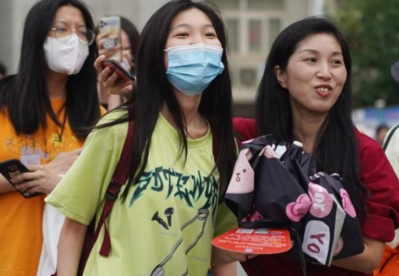 高考结束“试卷”去哪了？为啥不让考生看？真实原因你可能不信