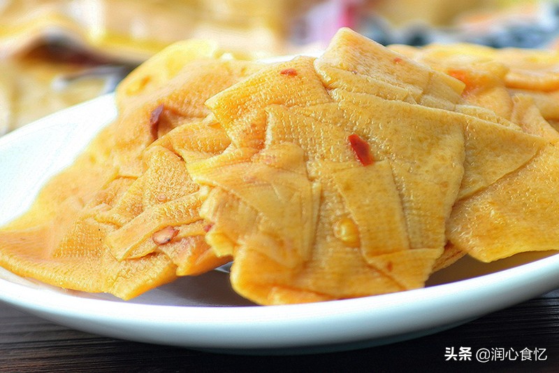 哈哈，你想了解哪些好吃又特别的零食呀？我来给你推荐！