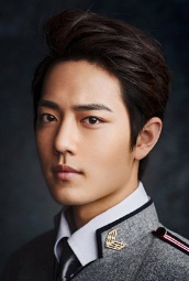 从普通人一跃成为当红流量小生，肖战的成功离不开她的支持，祝福