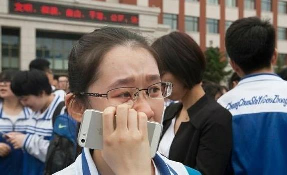 高考生估分420，家长埋怨：天天学到半夜，跟200分的学生抢大专