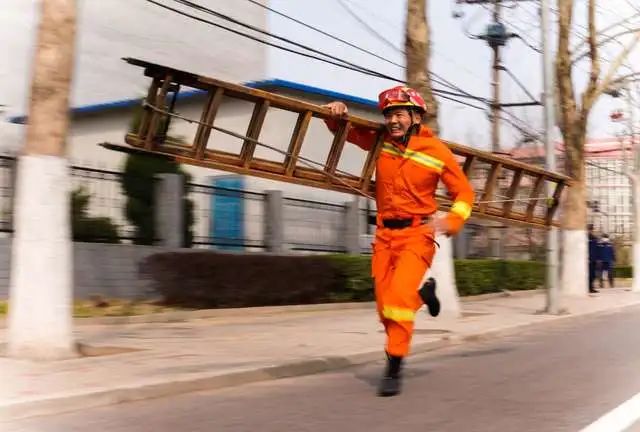 消防出警频上热搜，能有多快？10秒穿衣、45秒出车
