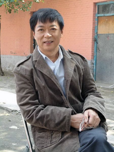 62岁迟志强罕露面，穿万元外套满脸通红，曾因流氓罪入狱4年