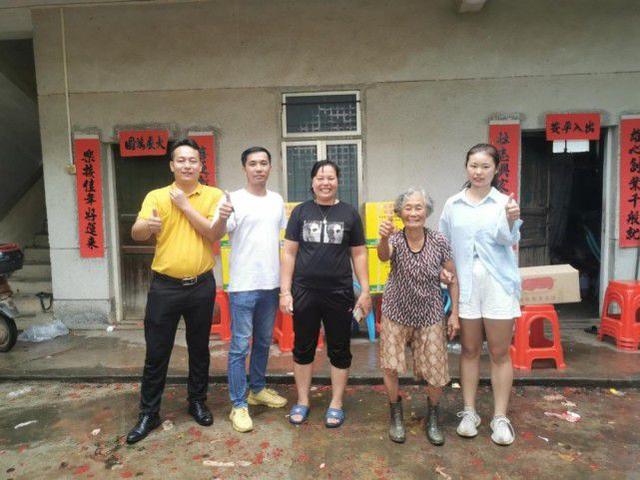 太红了！全红婵爷爷奶奶逛商场，被网友认出来，很低调穿着仍朴素