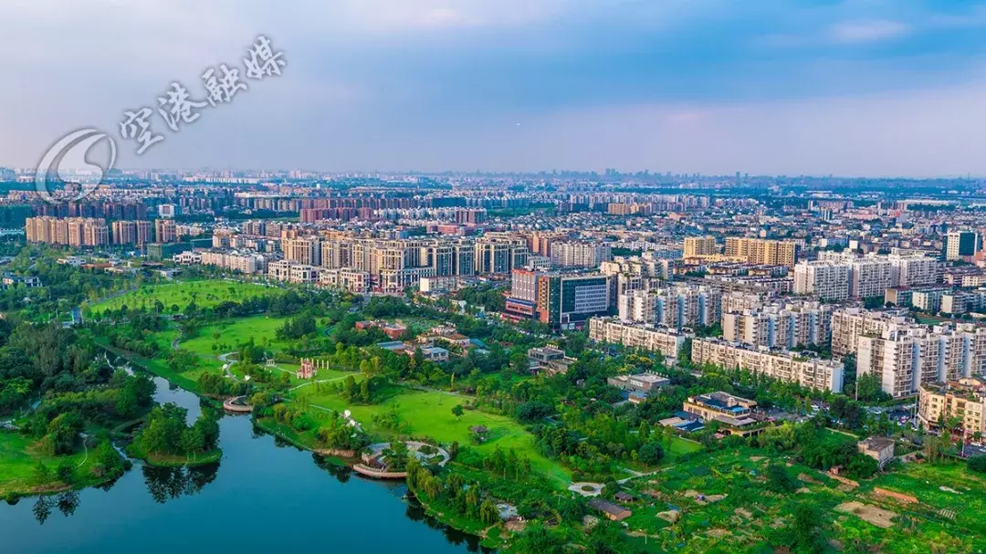 大片大片的湖光山色初具規模的空港中央公園未來還將打造西片區7000畝