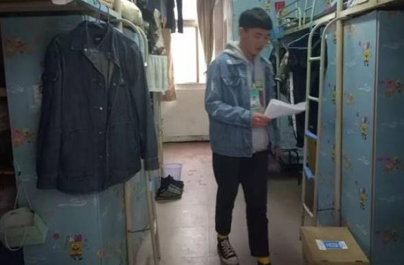 继张美玉之后，高校又出现“花臂男”嚣张查寝，进门要收学弟电脑