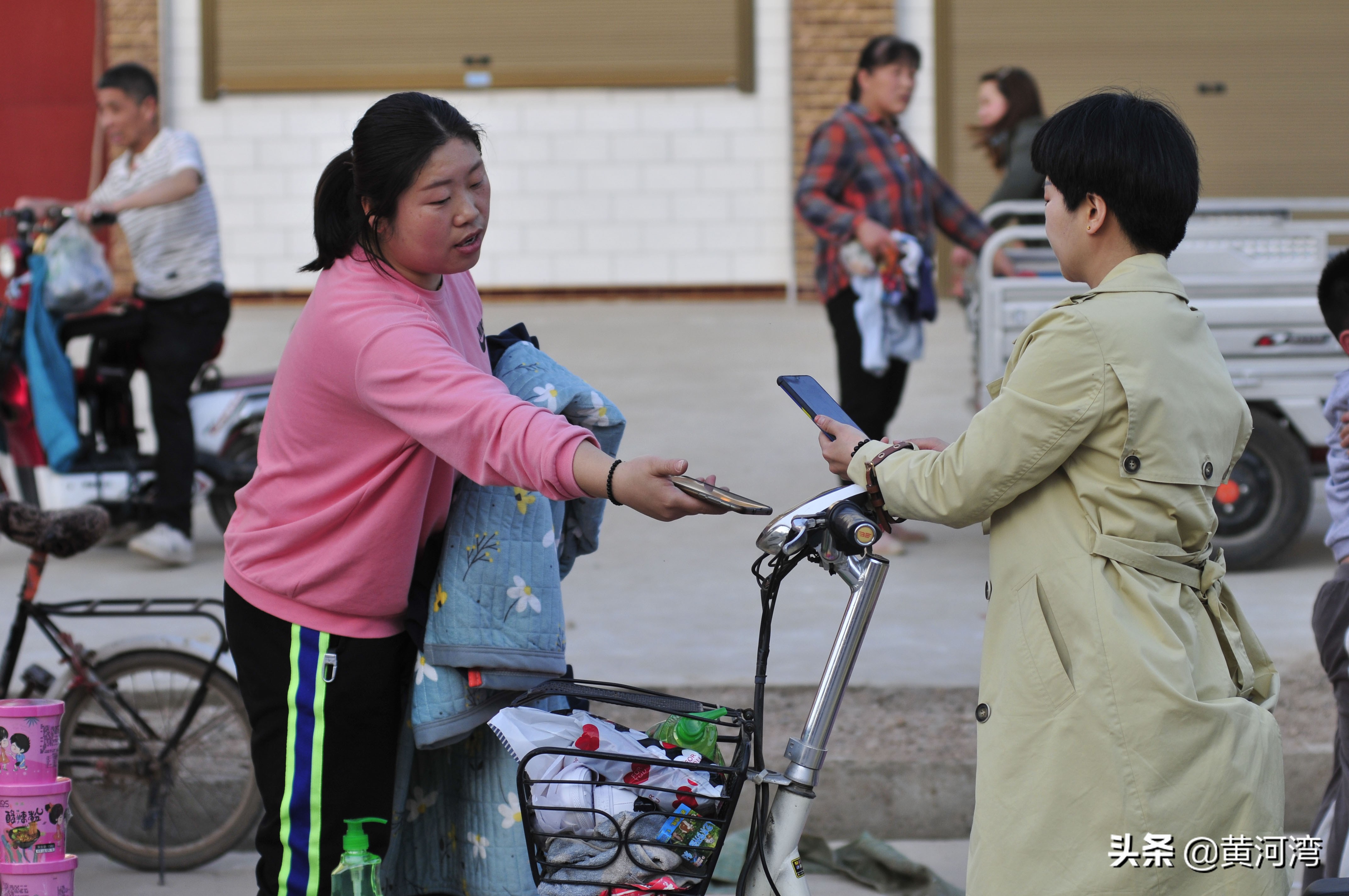 励志，女青年五一小长假不去旅游，集市上摆摊卖货，补贴家用