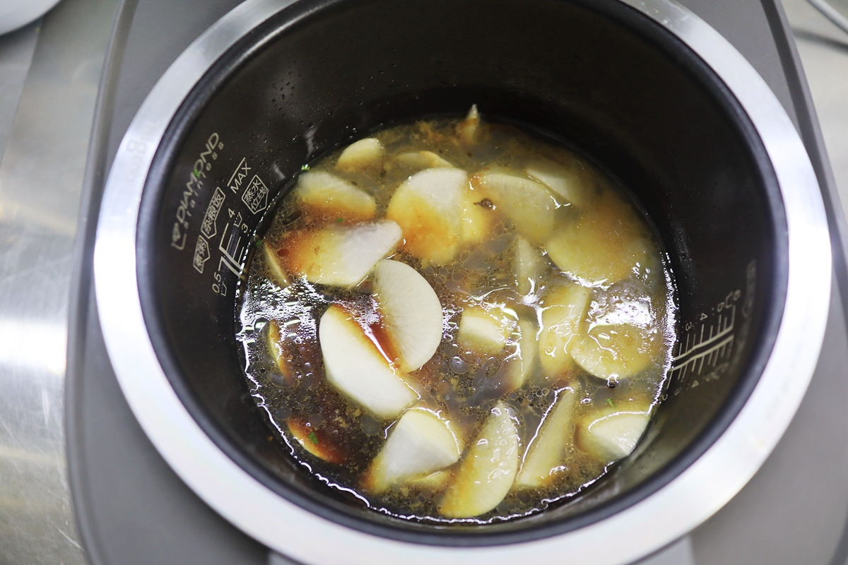 用电饭煲炖肉，肉糯汤浓，炖一锅吃1周，特别适合上班族