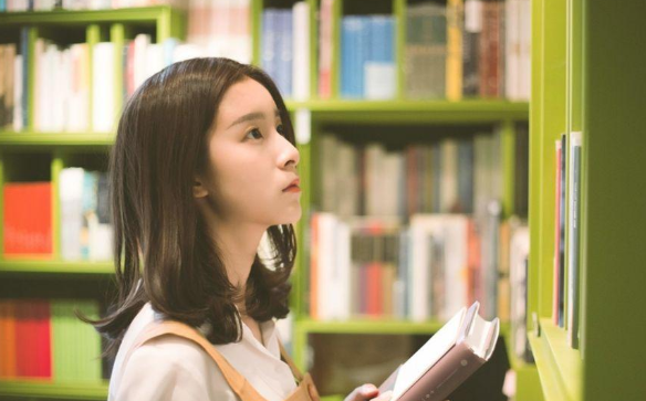 瞒着家人复读7年，高分进入政法大学，唐尚珺赢了高考却败给现实