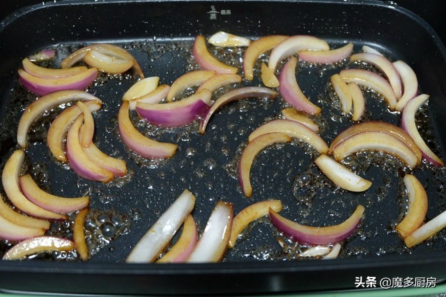 寿喜锅自己做，简单方便又好吃，半碗调味汁一浇，从此告别水煮菜