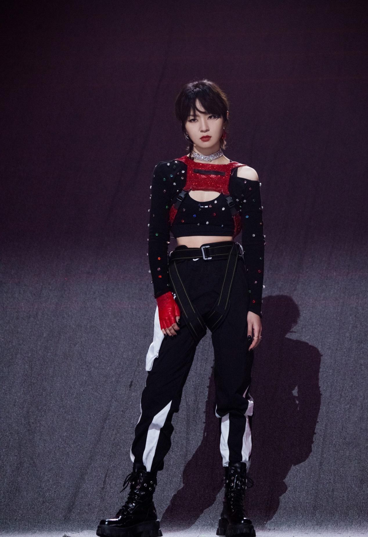 周笔畅也太个性十足了,露脐背心配皮西装好霸气,中性风又酷又帅