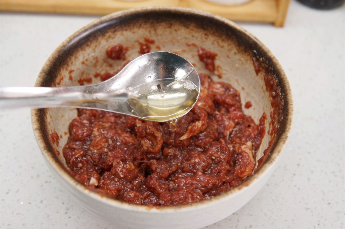 牛肉馅饺子怎么调馅？忌放1样调料，多加1样料水，不腻不膻，贼香