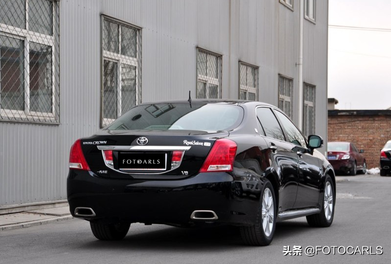 售价近90万！丰田皇冠4.3L V8沙龙VIP实拍，座椅上小喇叭相当气派