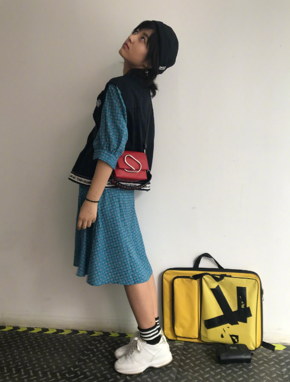 张子枫妹妹式学生装，蓝裙穿出日系风格，却被身旁的包包抢了镜