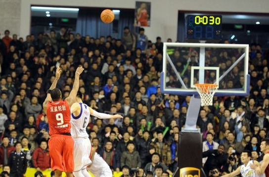 麦迪来cba哪里都是主场(NBA巨星麦迪空降沈阳与球迷互动 他还记得当初绝杀辽宁男篮！)