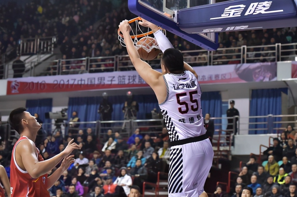 为什么nba进球大多都是扣篮(NBA都是单手扣篮，为何国内球员喜欢用双手？网友：因为做不到)