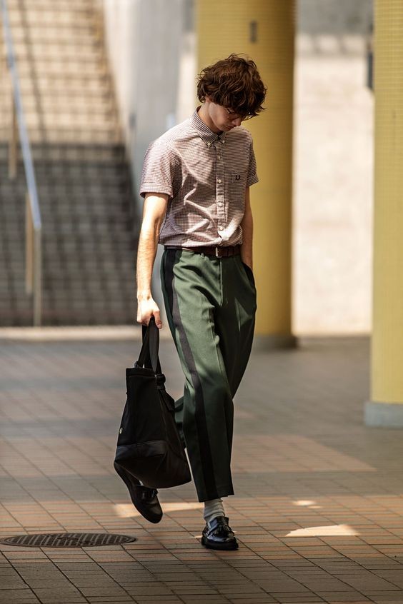 男人穿皮鞋就落伍了？那你没穿对，搭配白袜试试，回头率高又时髦