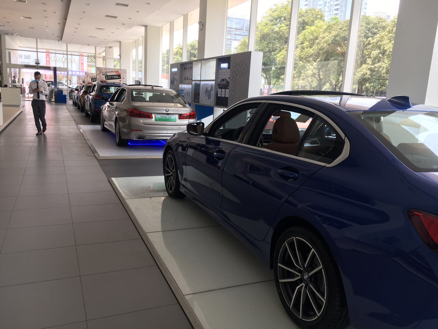 探店宝马4s店,优惠3万套路多,宝马3系还能坚挺多久?