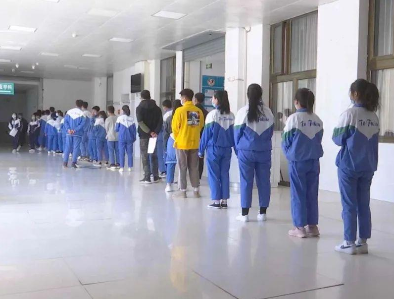 多省公布22年高考体检时间，据说要脱光衣服转圈？听听网友怎么说