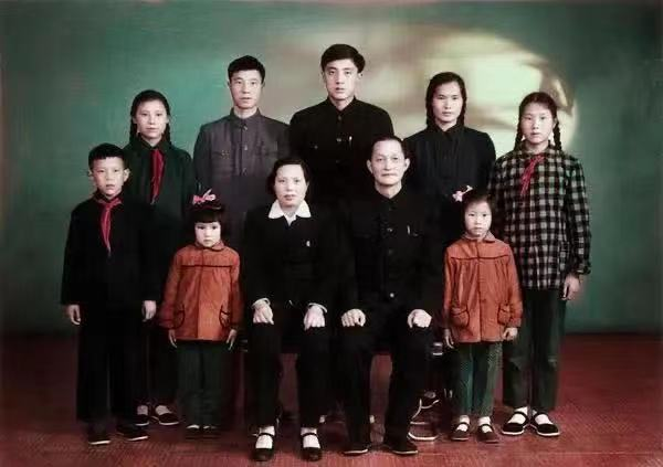 张文最开始嫌弃洪学智脸上有麻子，后来爱上他，为其生了8个子女