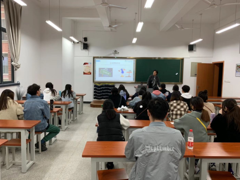 大学教师看着风光无限，其实并非如此，月薪5000且无编制才是常态