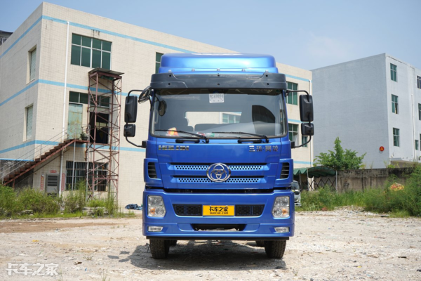 6x2三轴载货车配玉柴245马力发动机,实拍三环昊龙物流车