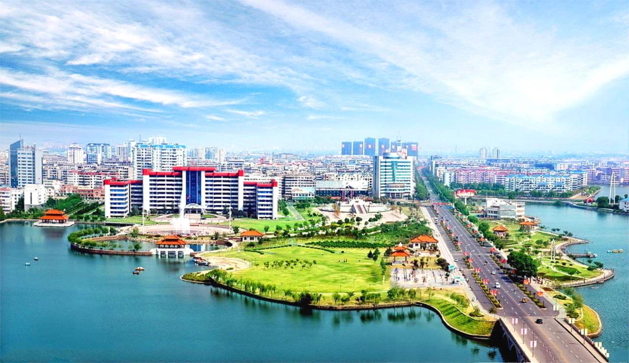 同为黄梅戏故里的安庆和黄冈，经济实力相当，综合实力谁更胜一筹