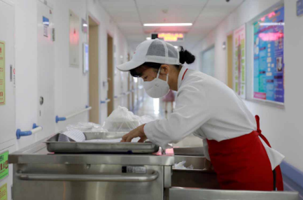 承包一个8500人的学校食堂，每年租金365万，这生意如何？