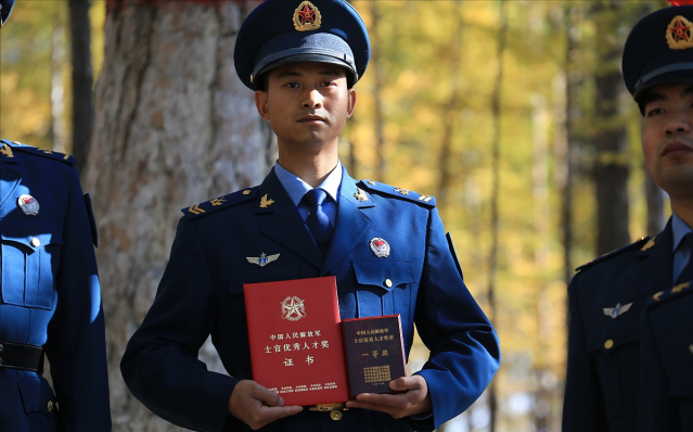 大学毕业生当兵，学龄不算军龄，兵龄满12年需要晋升四级军士长