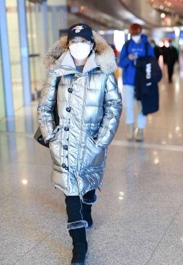 江珊穿出中年妇女的样子，银色羽绒服配雪地靴，保暖又实用