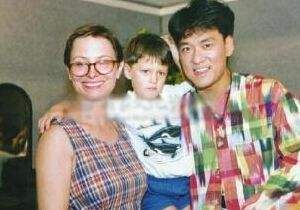 1999年，闹绯闻的周华健，接了美国妻两个电话后，决定淡出娱乐圈